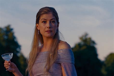 Rosamund Pike 'Bewildered' By Love for 'Saltburn' .